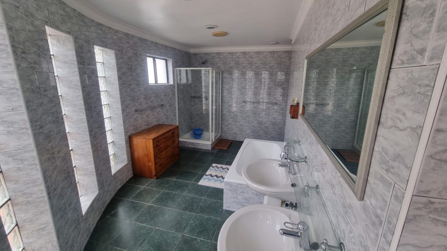 5 Bedroom Property for Sale in Yzerfontein Western Cape